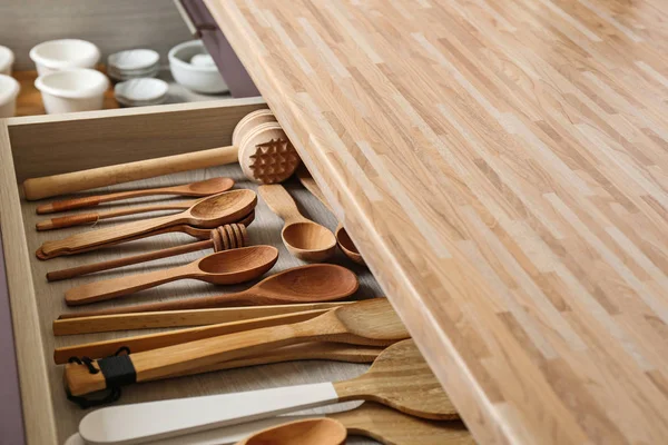 Mutfak çekmece içinde farklı mutfak eşyaları