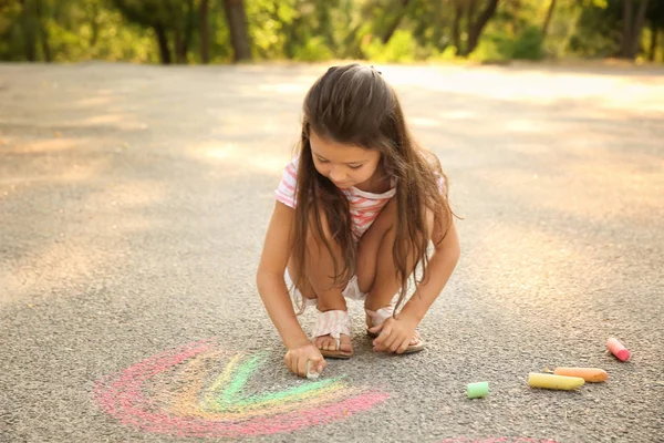 Милая Маленькая Девочка Рисует Мелом Асфальте Открытом Воздухе — стоковое фото