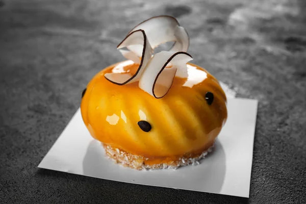 Gri zemin üzerine lezzetli camlı pasta