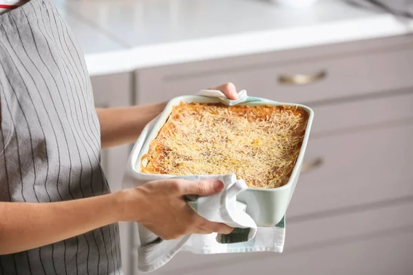 Kvinna Med Bakplåt Med Spenatlasagne Kök — Stockfoto