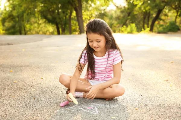 Nettes Kleines Mädchen Zeichnet Mit Kreide Auf Asphalt Freien — Stockfoto