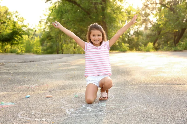 Nettes Kleines Mädchen Zeichnet Mit Kreide Auf Asphalt Freien — Stockfoto