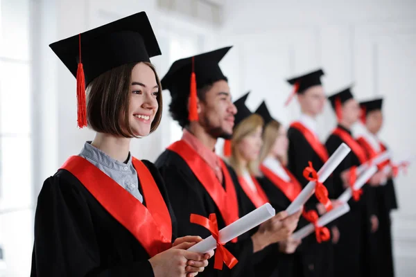 Estudantes Roupões Solteiro Com Diplomas Dentro Casa Dia Formatura — Fotografia de Stock