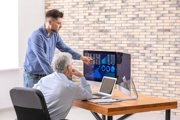 Erkek Broker ofisinde çalışıyor. Finans ticaret kavramı