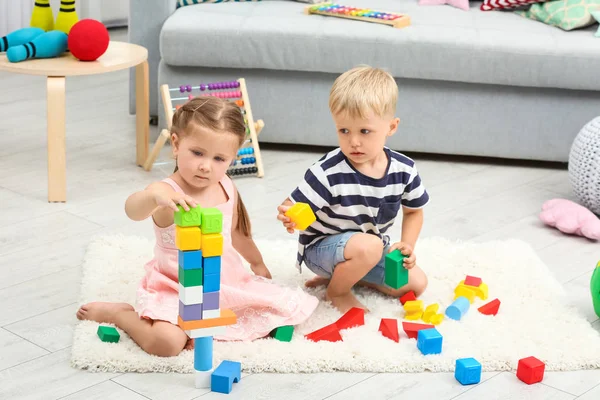 Niedliche Kinder Spielen Mit Konstrukteur Auf Dem Boden Hause — Stockfoto