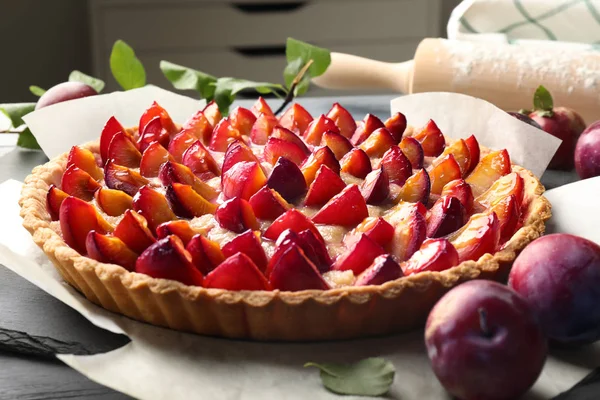 Torta Deliciosa Com Ameixas Mesa — Fotografia de Stock