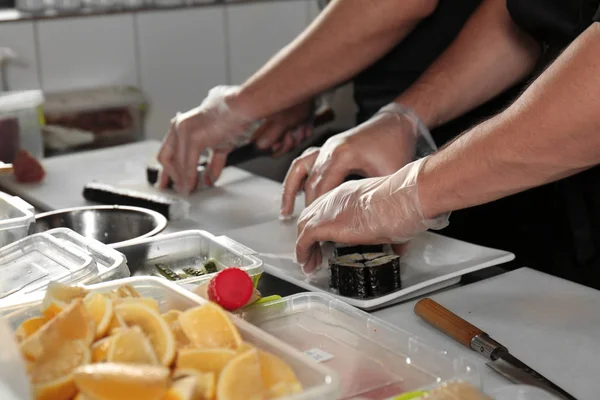 厨师在餐馆做美味的希卷 — 图库照片