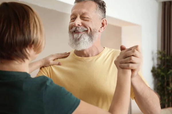 Feliz Pareja Madura Bailando Casa —  Fotos de Stock