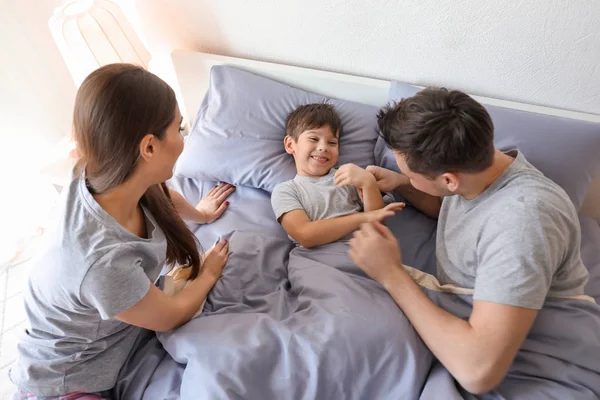 Orang Tua Dengan Anak Kecil Tempat Tidur Tidur Keluarga — Stok Foto