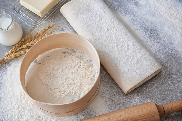 Massa Crua Escamosa Com Farinha Mesa — Fotografia de Stock