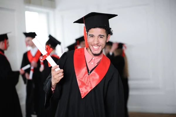 Gelukkig Student Bachelor Gewaad Met Diploma Binnen Graduatiedag — Stockfoto