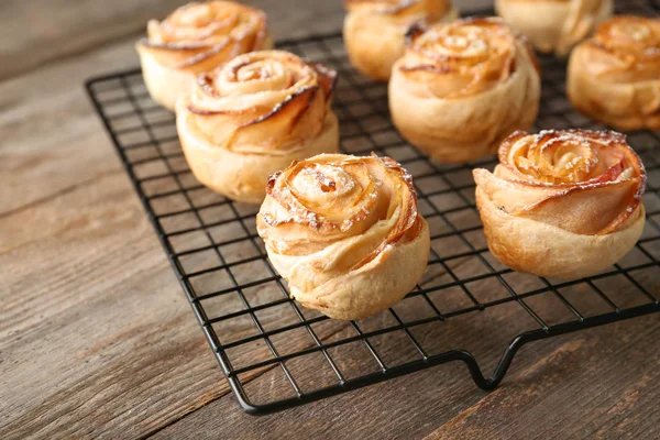 Puf böreği ahşap arka plan üzerinde elma gül ile kabin soğutma