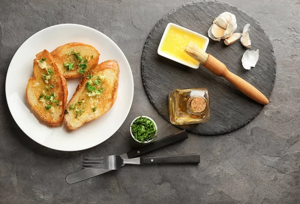Deska Vynikající Domácí Česnekový Chléb Stůl — Stock fotografie