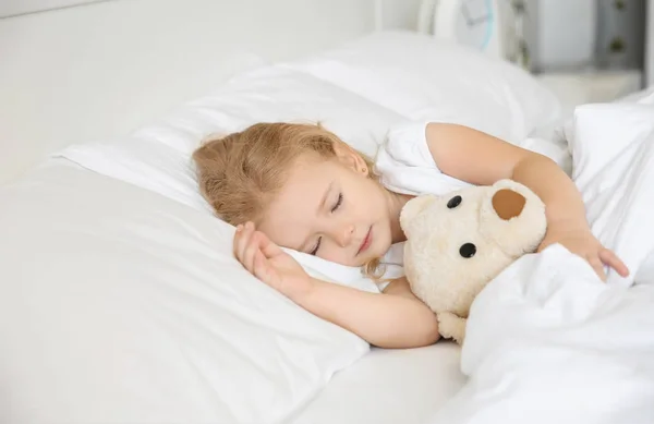 可爱的小女孩睡在床上的玩具 — 图库照片
