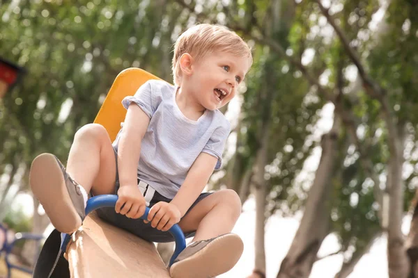 Netter Kleiner Junge Auf Dem Kinderspielplatz — Stockfoto
