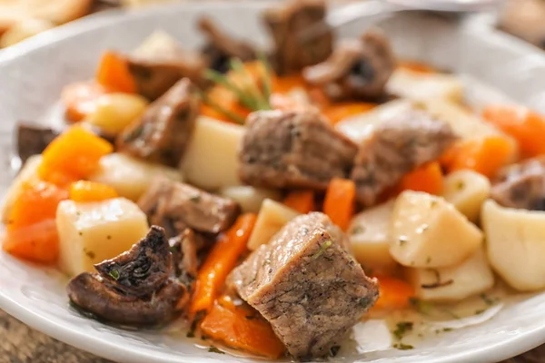 Prato Com Carne Cozida Batatas Close — Fotografia de Stock