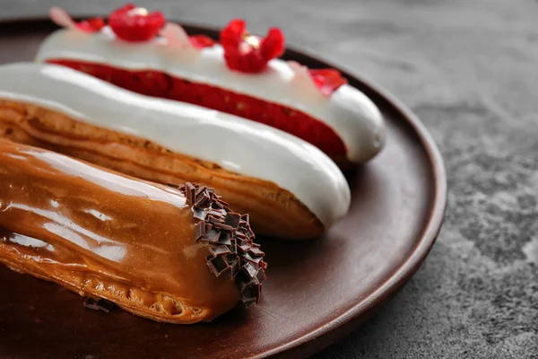 Çeşitli lezzetli eklerleri tepsi