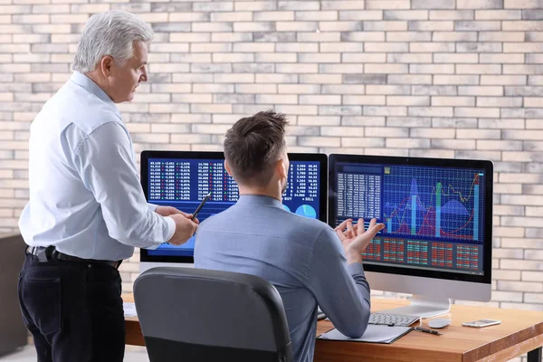 Erkek Broker ofisinde çalışıyor. Finans ticaret kavramı