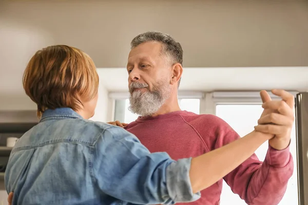 Feliz Pareja Madura Bailando Casa —  Fotos de Stock