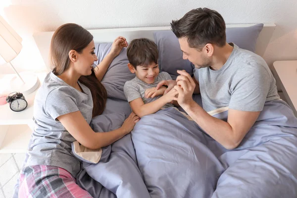 Anne Ile Küçük Oğlu Yatakta Aile Yatmadan — Stok fotoğraf