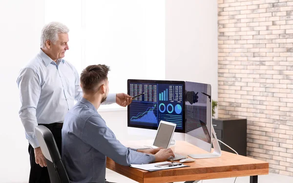 Erkek Broker ofisinde çalışıyor. Finans ticaret kavramı