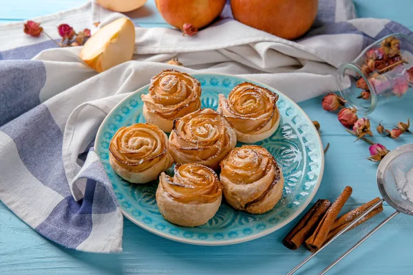 Puf böreği renk ahşap masa üzerinde elma gül ile plaka