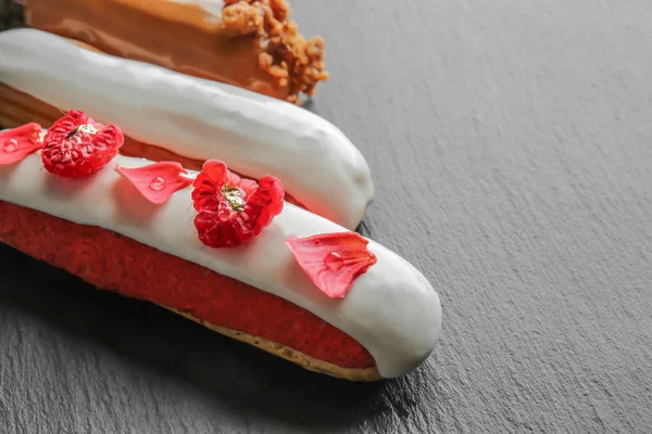 Koyu arka plan üzerinde çeşitli lezzetli eklerleri