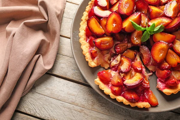 Torta Deliciosa Com Ameixas Mesa — Fotografia de Stock