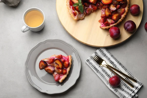 Lezzetli dilim pasta plaka üzerinde erik ile