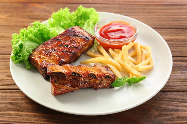 Plate Delicious Grilled Ribs Table — Stock Photo, Image