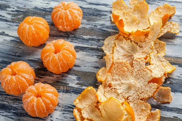 Saftige Geschälte Mandarinen Und Haut Auf Holztisch — Stockfoto