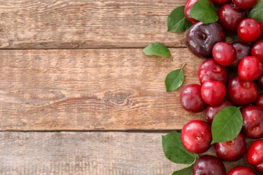 Ahşap masa üzerinde olgunlaşmış sulu Erik