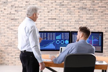 Erkek Broker ofisinde çalışıyor. Finans ticaret kavramı