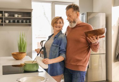 Mutfakta yemek mutlu olgun çift