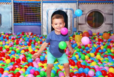 Sevimli çocuk arasında plastik top oynarken