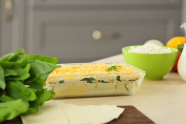 Mutfak masasında ıspanaklı lazanya ile fırın tepsisi