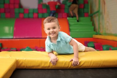 Sevimli çocuk eğlence merkezinde oynayan