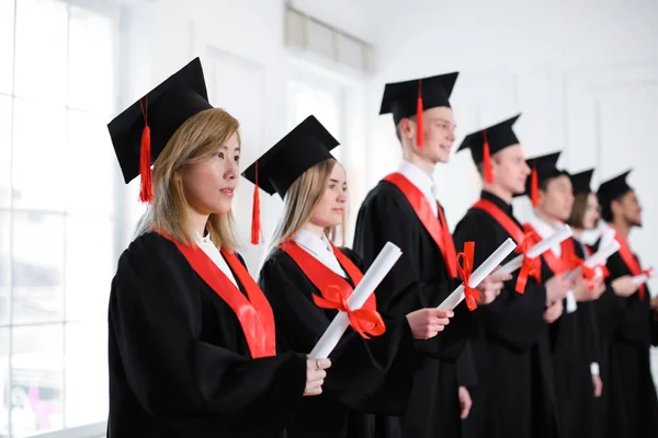 Estudantes Roupões Solteiro Com Diplomas Dentro Casa Dia Formatura — Fotografia de Stock