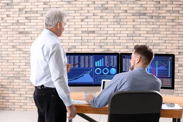 Erkek Broker ofisinde çalışıyor. Finans ticaret kavramı