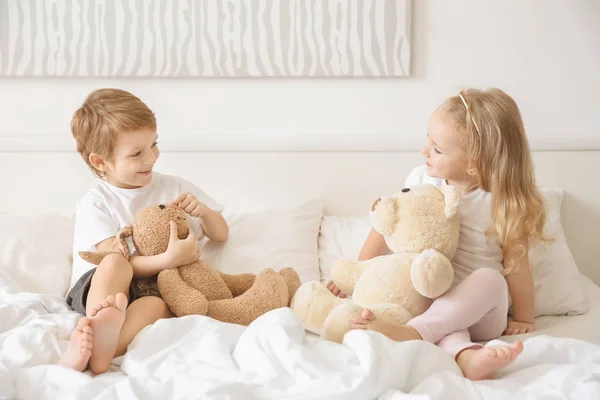 Crianças Bonitos Com Brinquedos Cama Casa — Fotografia de Stock
