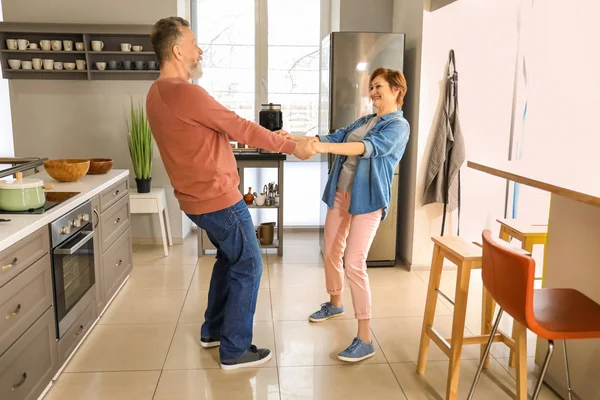 Glücklich Reifen Paar Tanzen Küche — Stockfoto