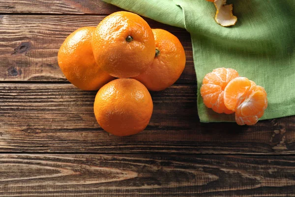 Reife Mandarinen Auf Holzgrund — Stockfoto