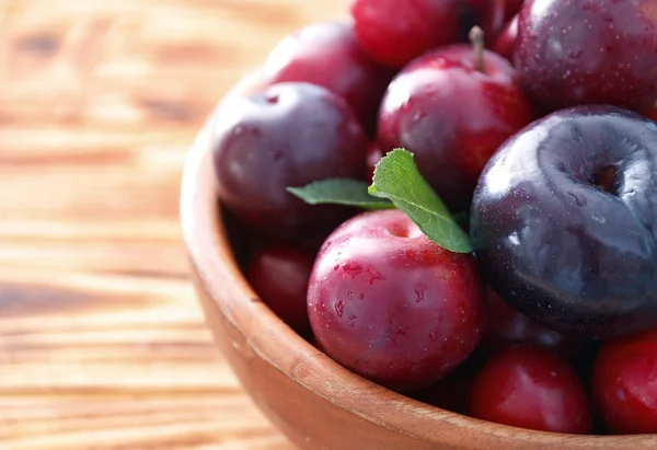 Bowl Ripe Juicy Plums Table Closeup — Stock Photo, Image