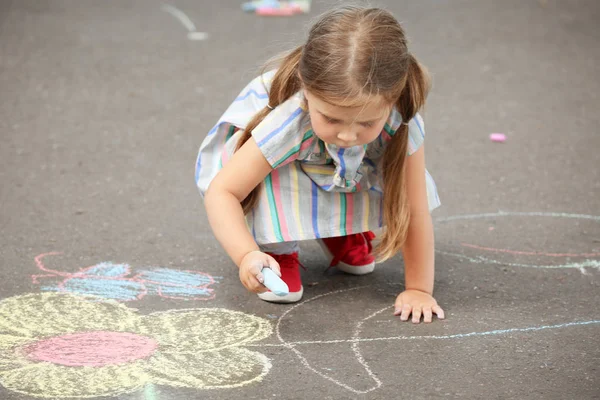 Mignon Dessin Petite Fille Avec Craie Sur Asphalte — Photo