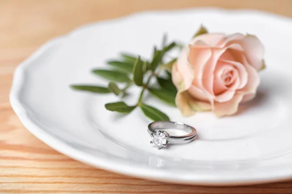 Verlobungsring Und Schöne Rose Auf Teller Nahaufnahme — Stockfoto