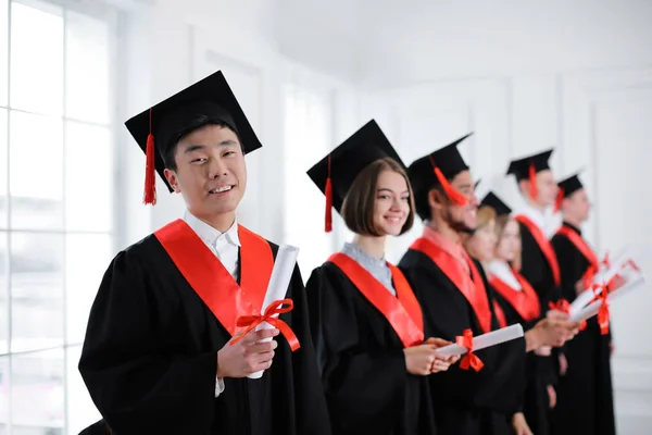 Estudantes Roupões Solteiro Com Diplomas Dentro Casa Dia Formatura — Fotografia de Stock