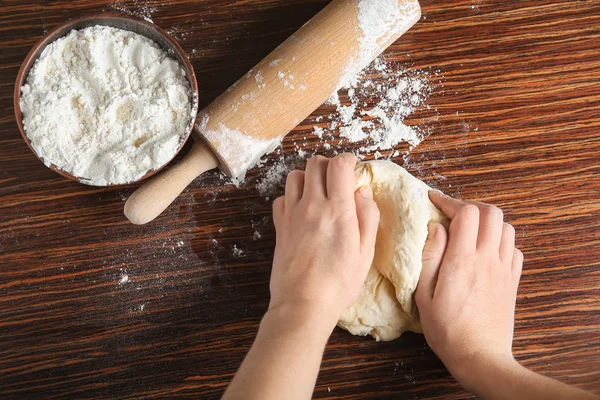 Kvinna Knåda Deg Bordet Närbild — Stockfoto