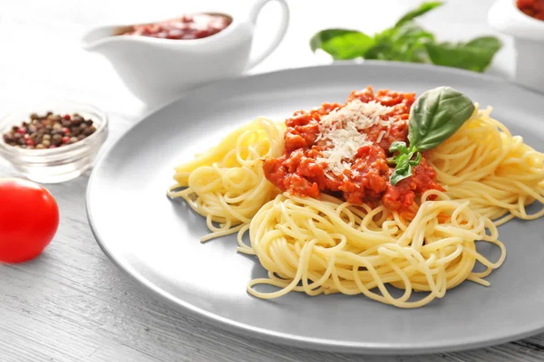 Plaka üzerinde et soslu lezzetli makarna