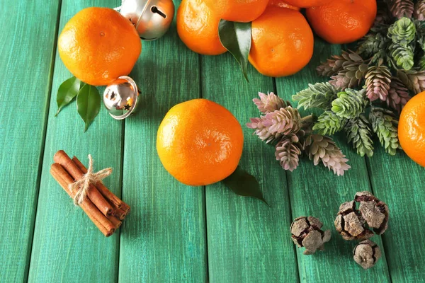 Kerstmis Samenstelling Met Rijpe Mandarijnen Houten Achtergrond — Stockfoto