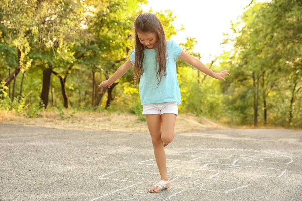 Niedliches Kleines Mädchen Spielt Hopscotch Freien — Stockfoto